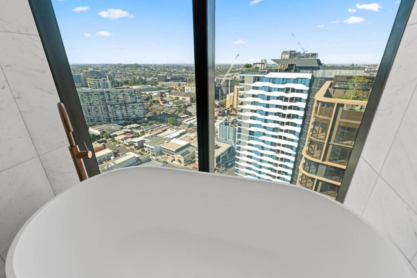 Modern Skyline 3br With Pool Gym And Tub Holiday home *