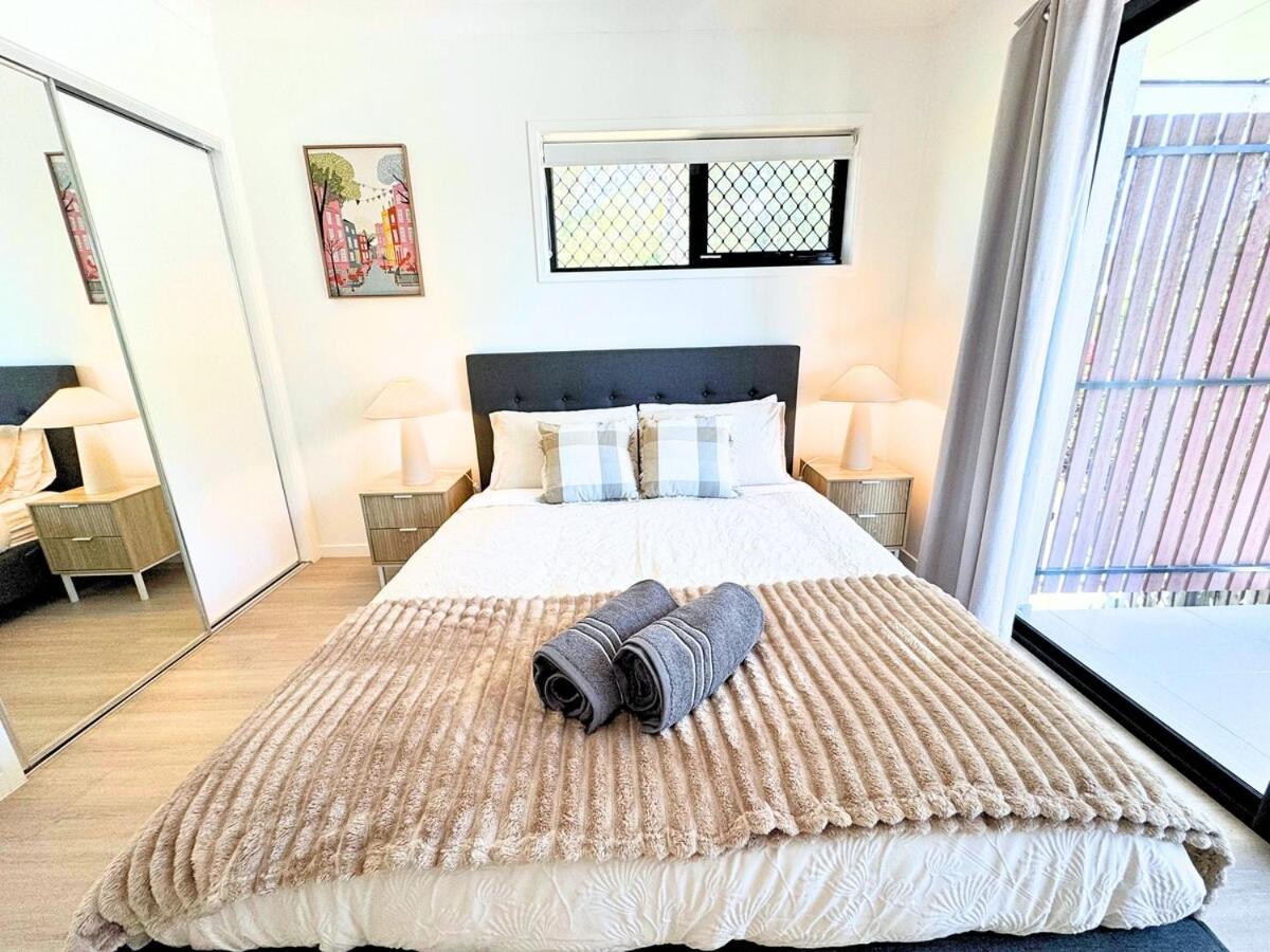 1em Abnb-style 5br, 2 Parking-patio, 5 Mins To Westfield Holiday home *