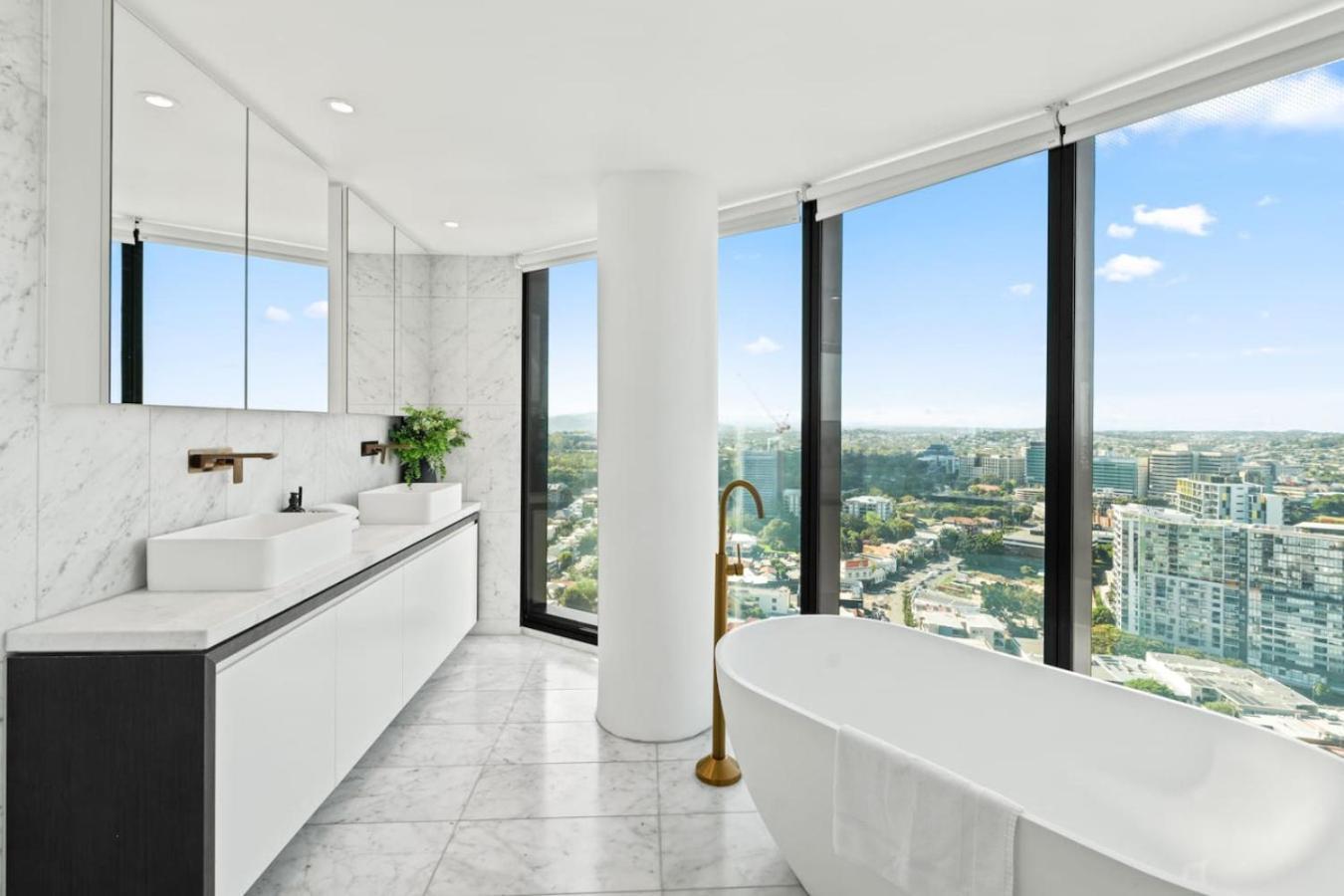 Modern Skyline 3br With Pool Gym And Tub *