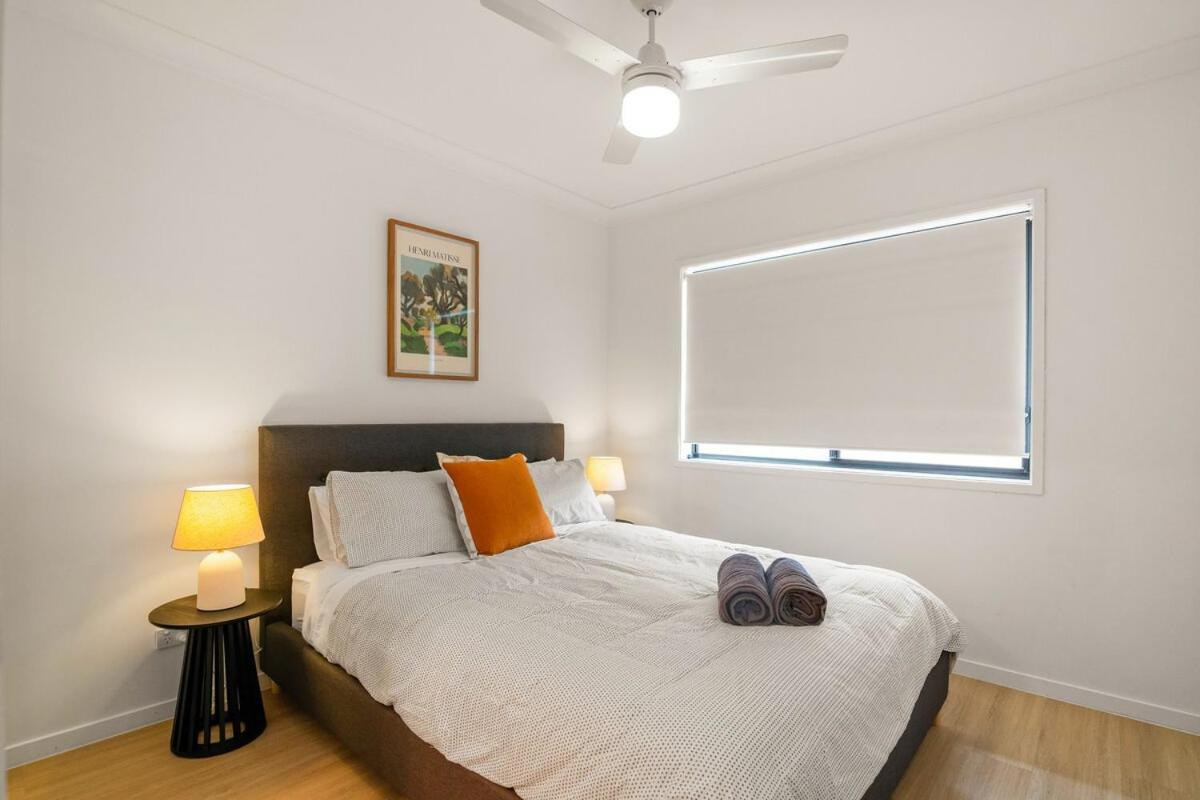 Holiday home 1em Abnb-style 5br, 2 Parking-patio, 5 Mins To Westfield