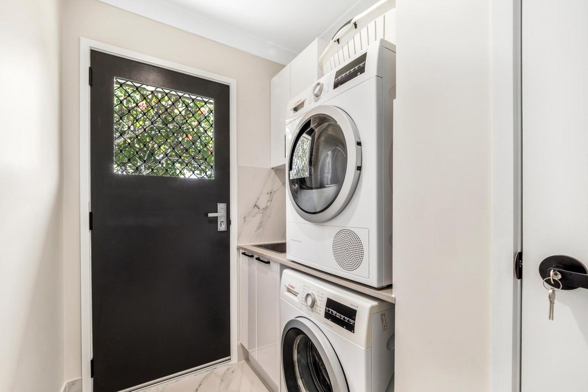 Holiday home 3 Bedroom Fully Renovated Away From