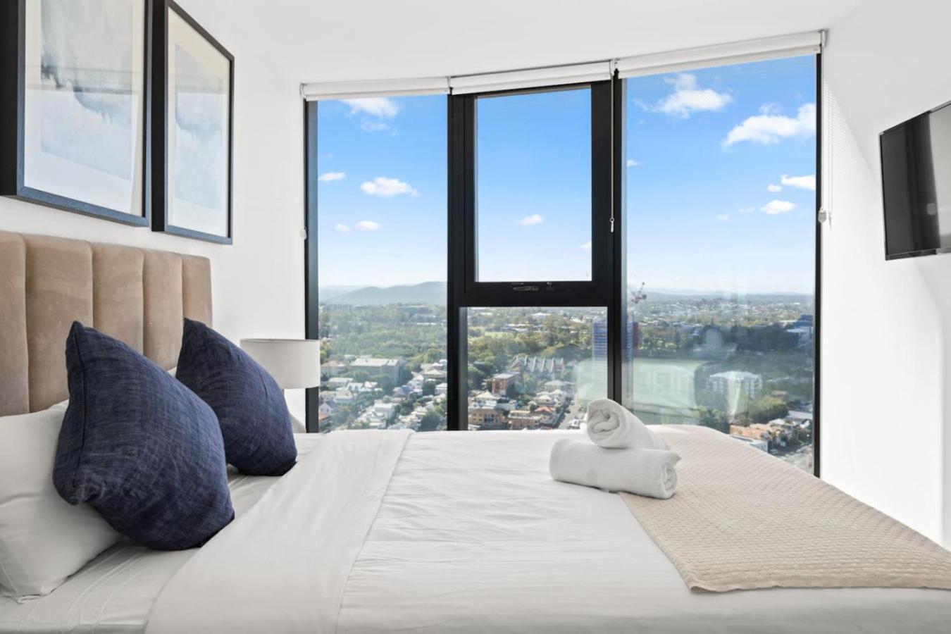 Modern Skyline 3br With Pool Gym And Tub Holiday home