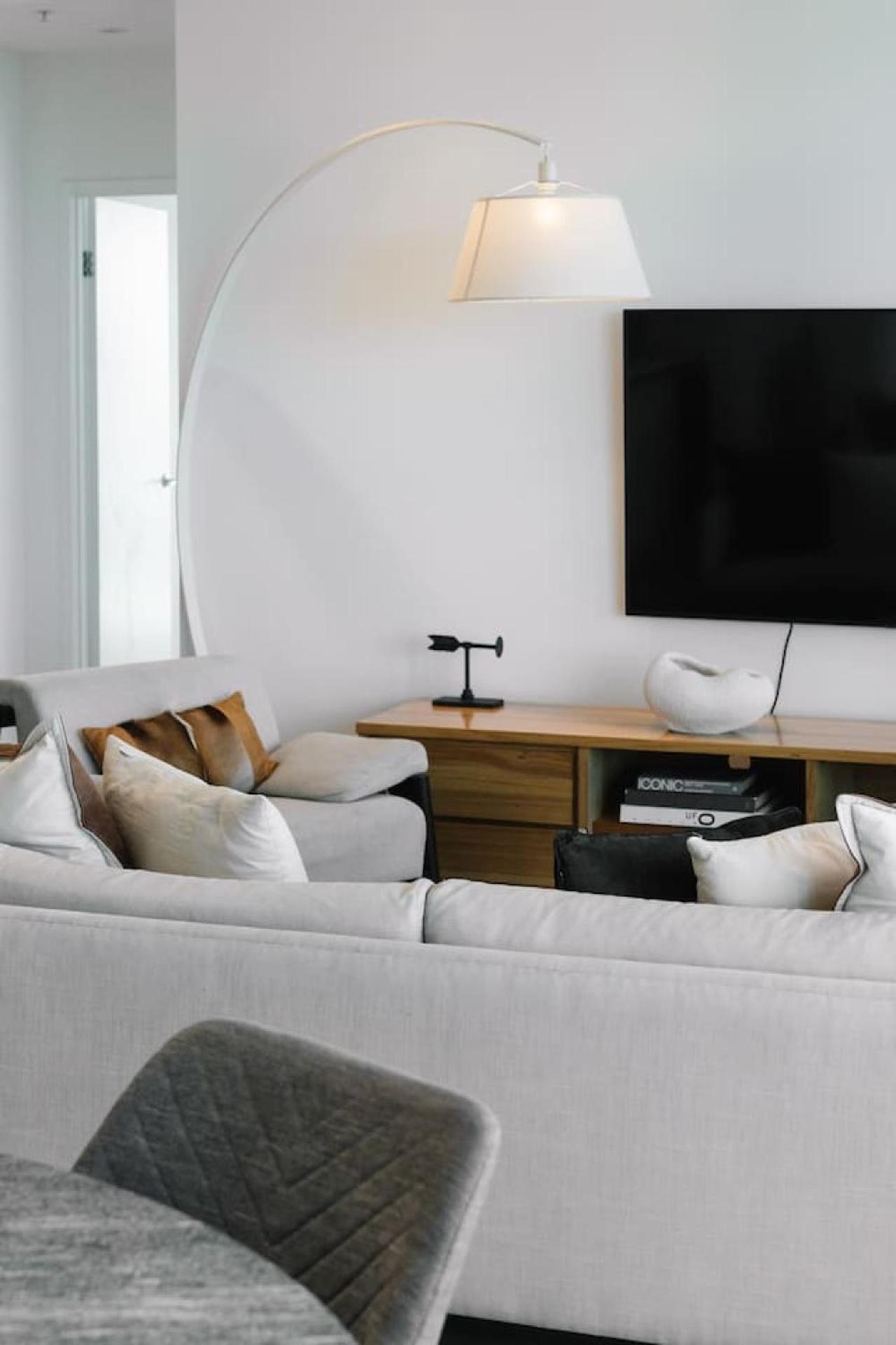 Modern Skyline 3br With Pool Gym And Tub