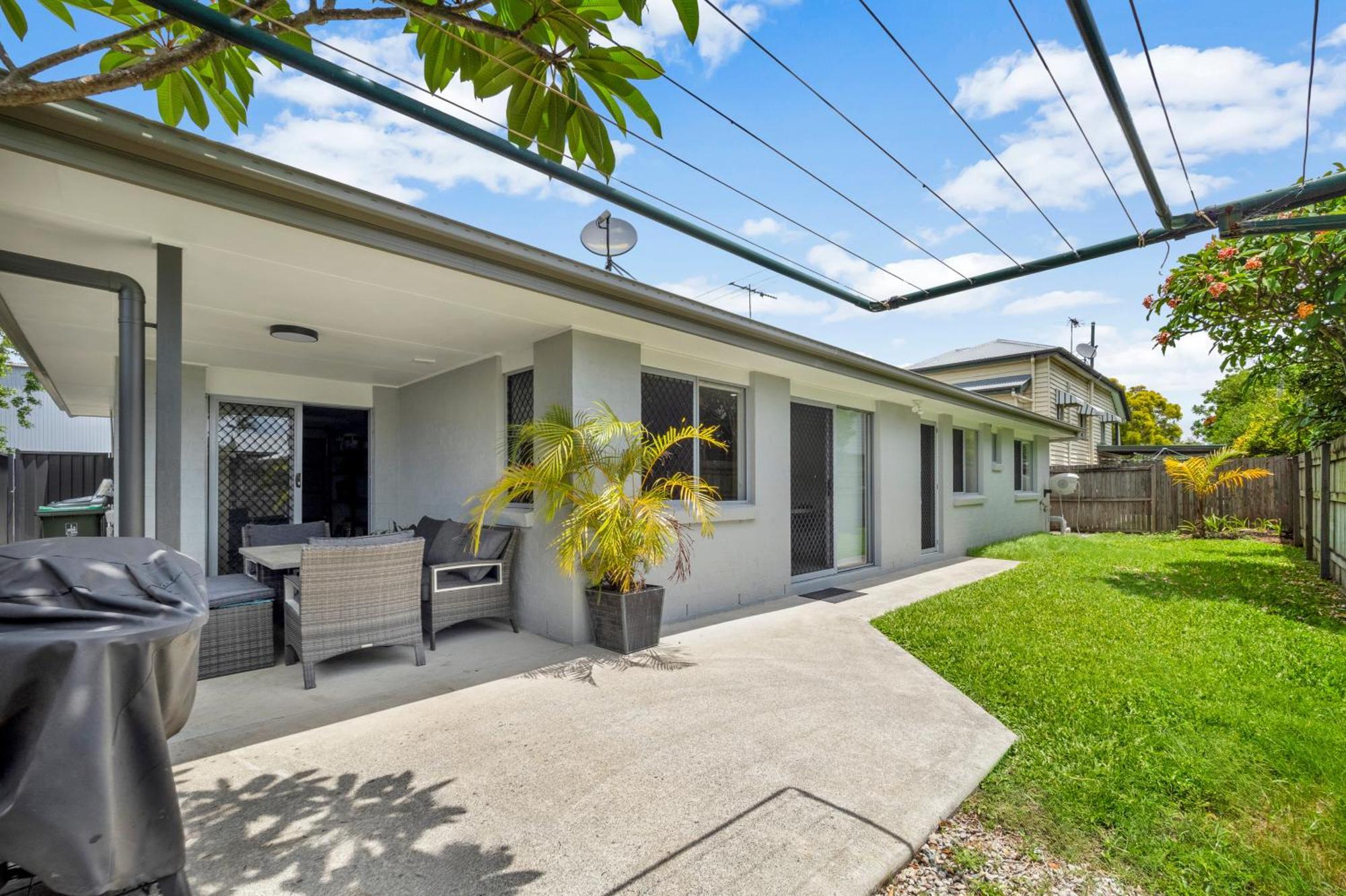 3 Bedroom Fully Renovated Away From * Brisbane