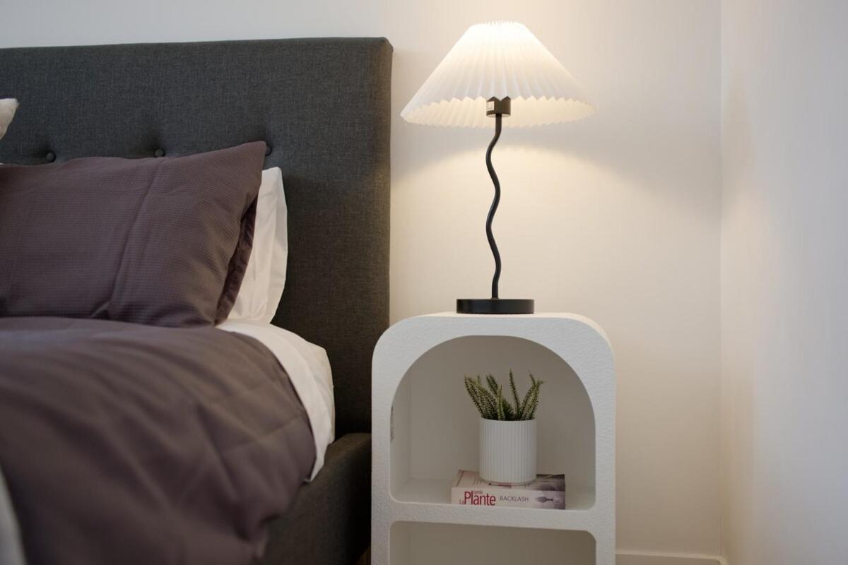 Holiday home 1em Abnb-style 5br, 2 Parking-patio, 5 Mins To Westfield *