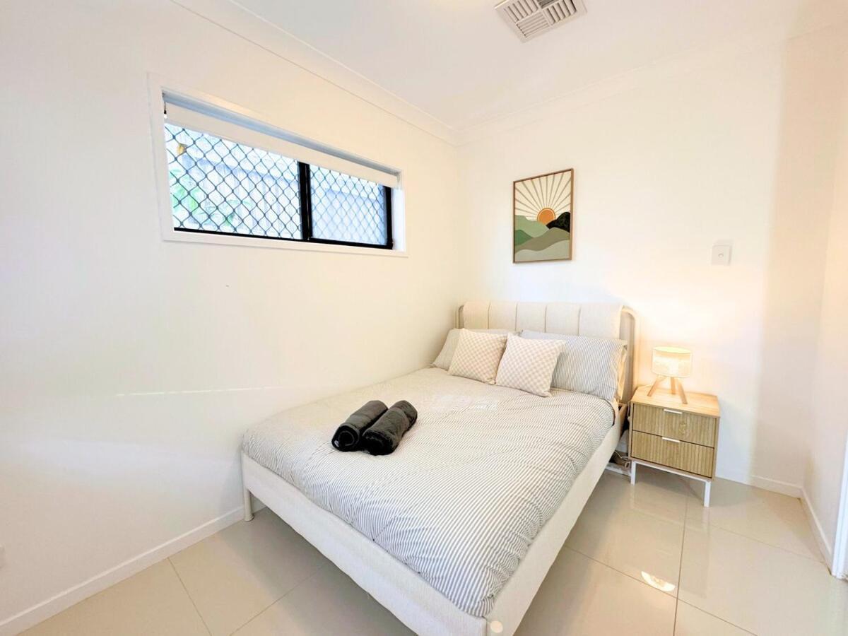 Holiday home 1em Abnb-style 5br, 2 Parking-patio, 5 Mins To Westfield