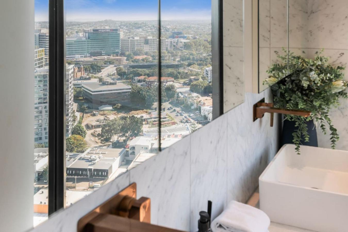 Modern Skyline 3br With Pool Gym And Tub