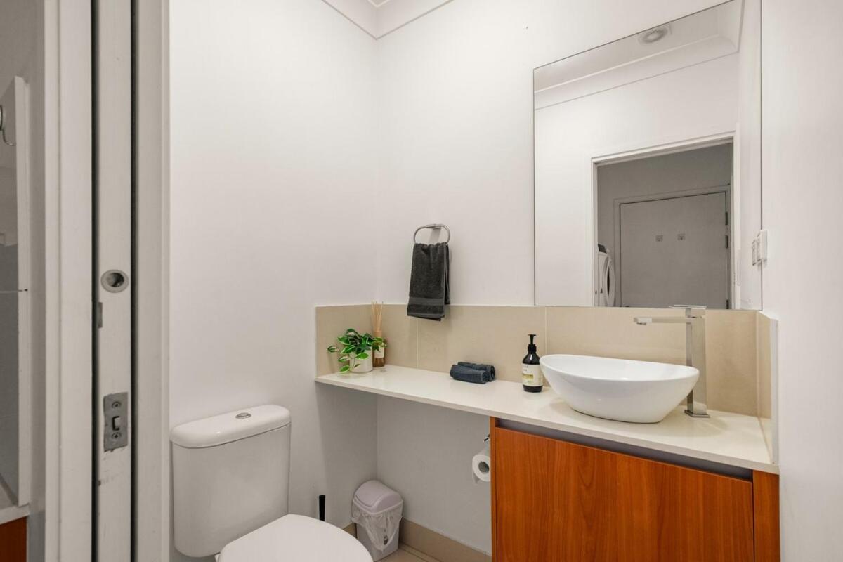 Holiday home 1em Abnb-style 5br, 2 Parking-patio, 5 Mins To Westfield