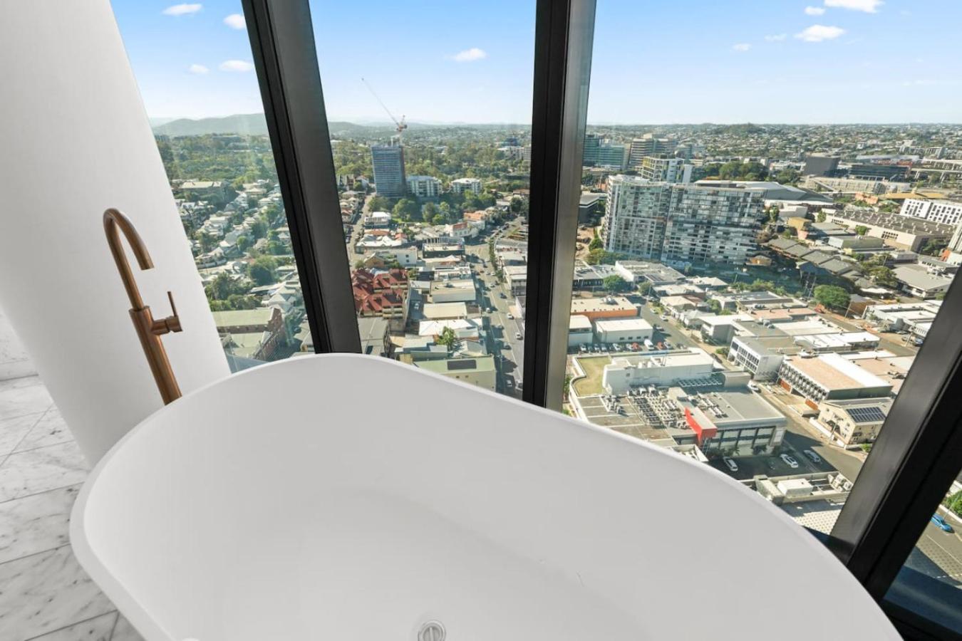 Modern Skyline 3br With Pool Gym And Tub Holiday home Brisbane