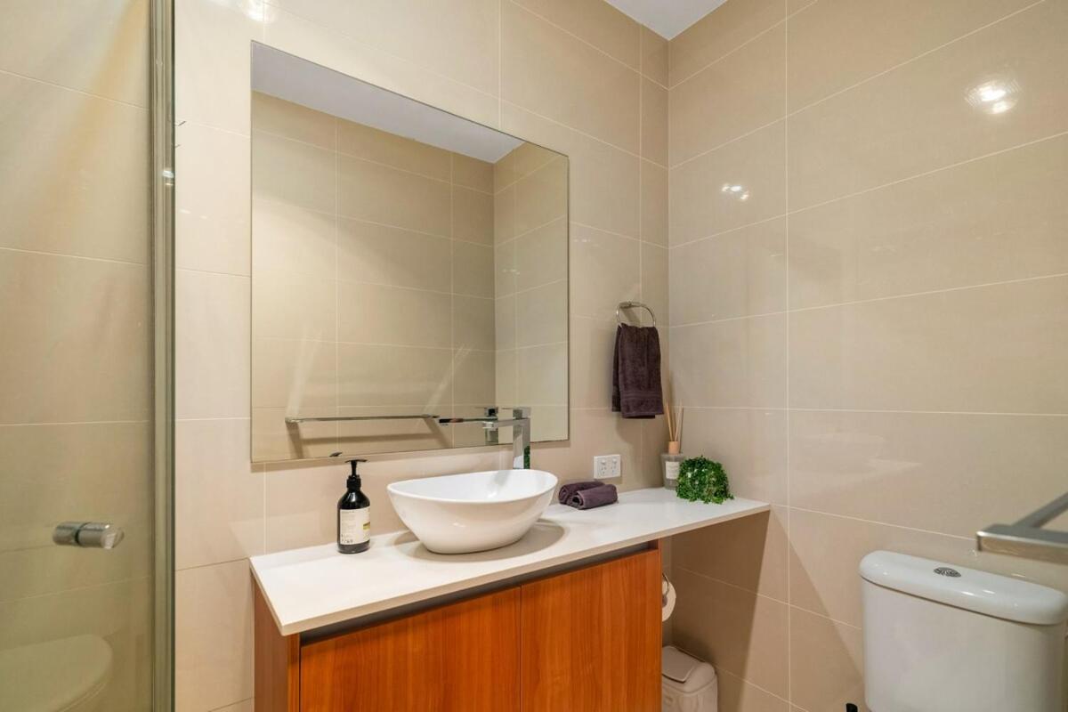 Holiday home 1em Abnb-style 5br, 2 Parking-patio, 5 Mins To Westfield