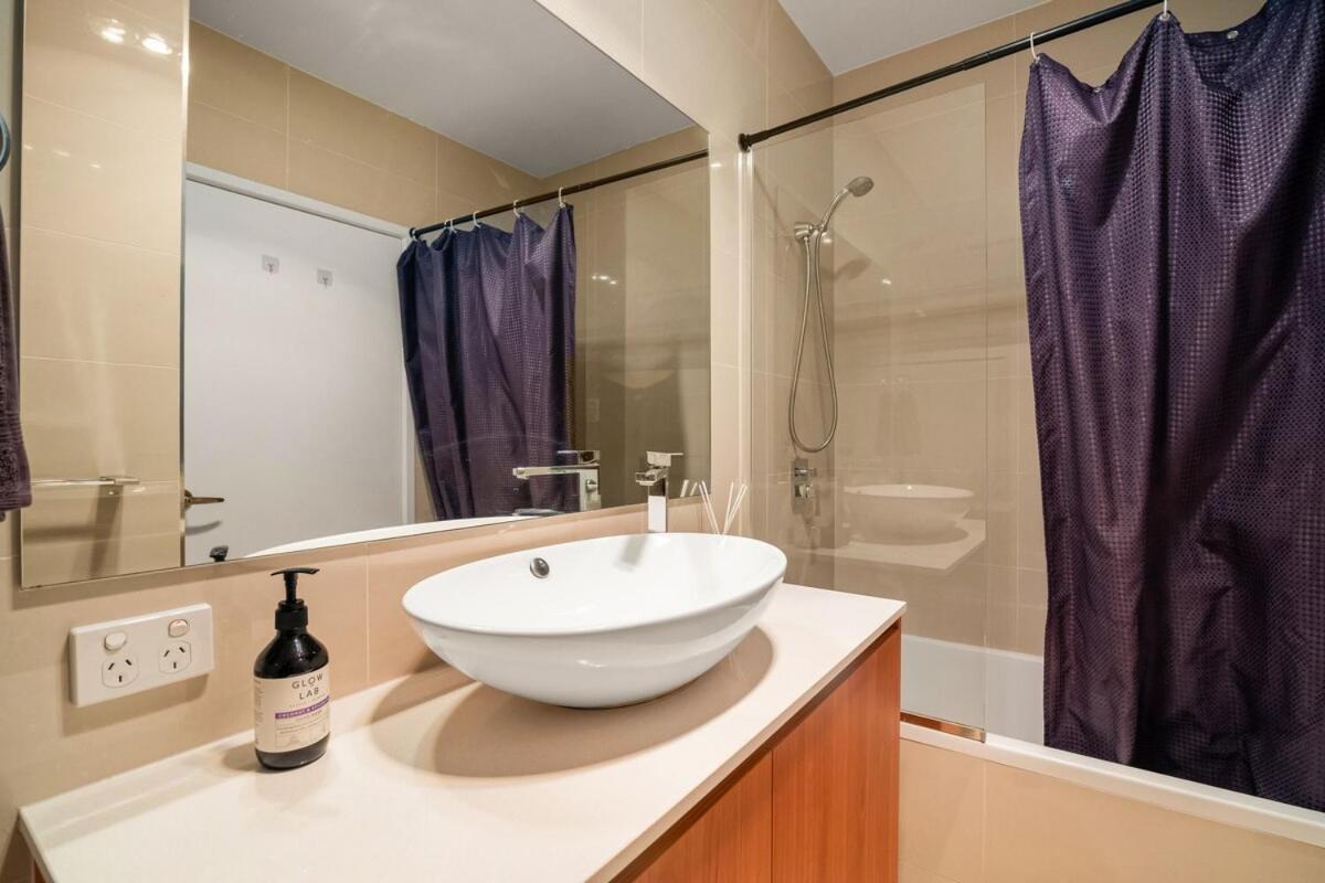 Holiday home 1em Abnb-style 5br, 2 Parking-patio, 5 Mins To Westfield