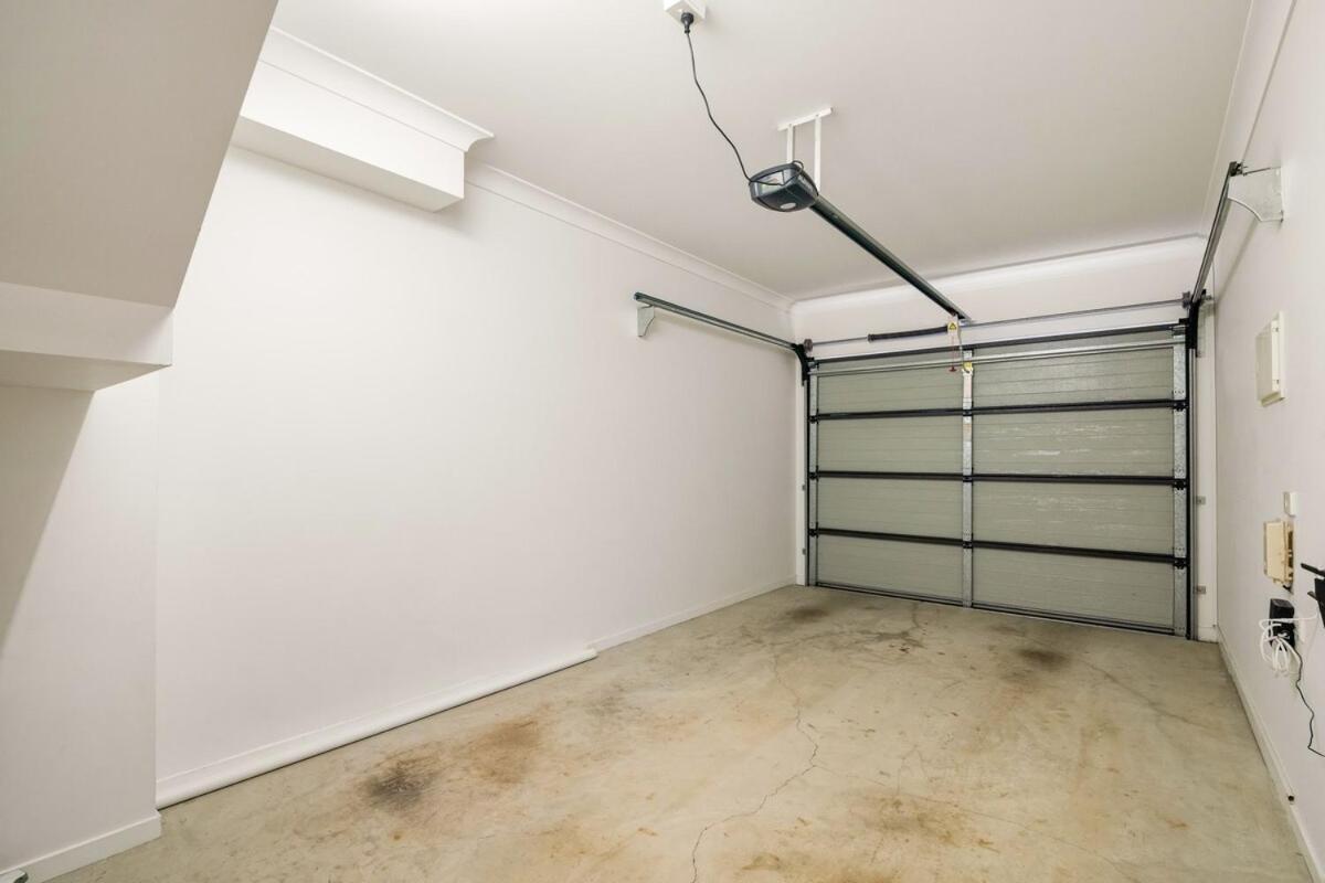 Holiday home 1em Abnb-style 5br, 2 Parking-patio, 5 Mins To Westfield