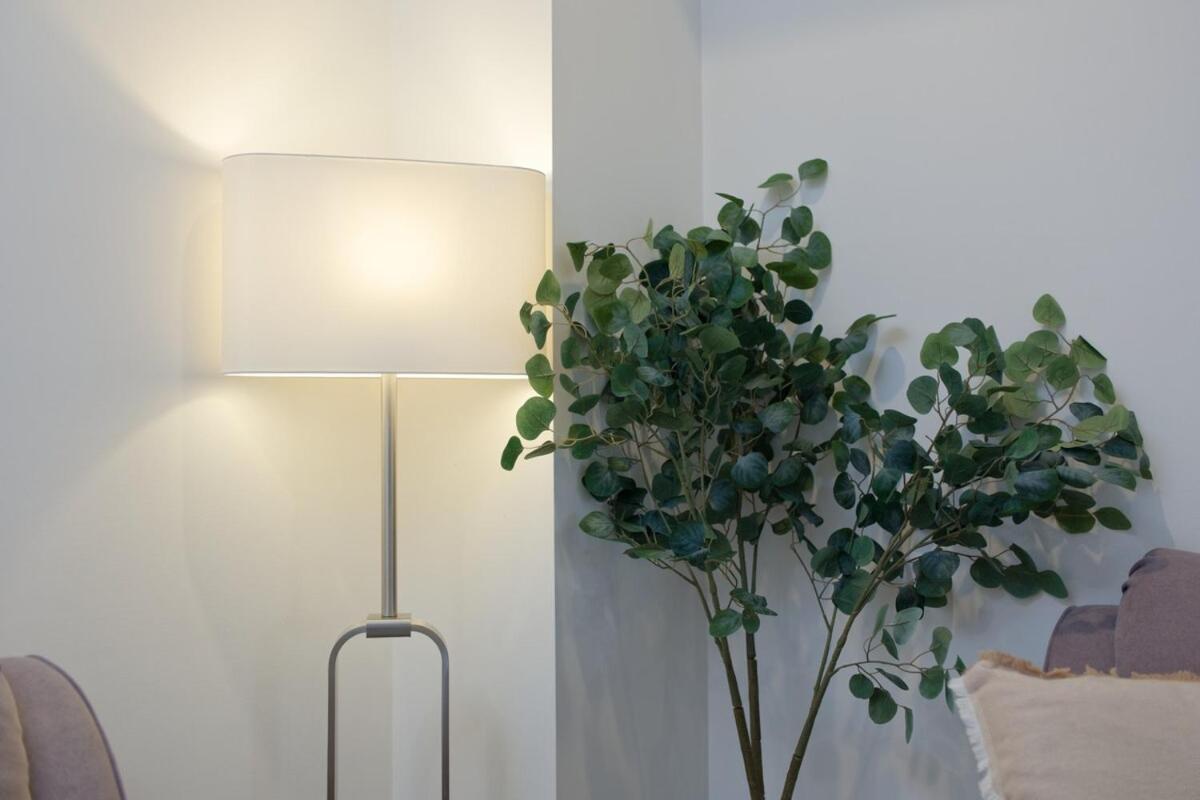 1em Abnb-style 5br, 2 Parking-patio, 5 Mins To Westfield