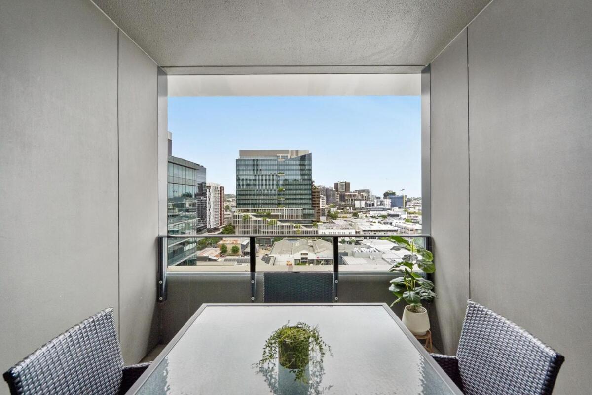 Modern 2 Bedroom - Short Stroll To St Apartment Brisbane