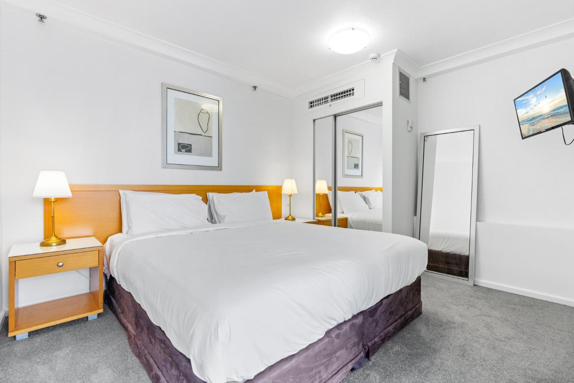 Bright Inner-city Near River View Apartment *