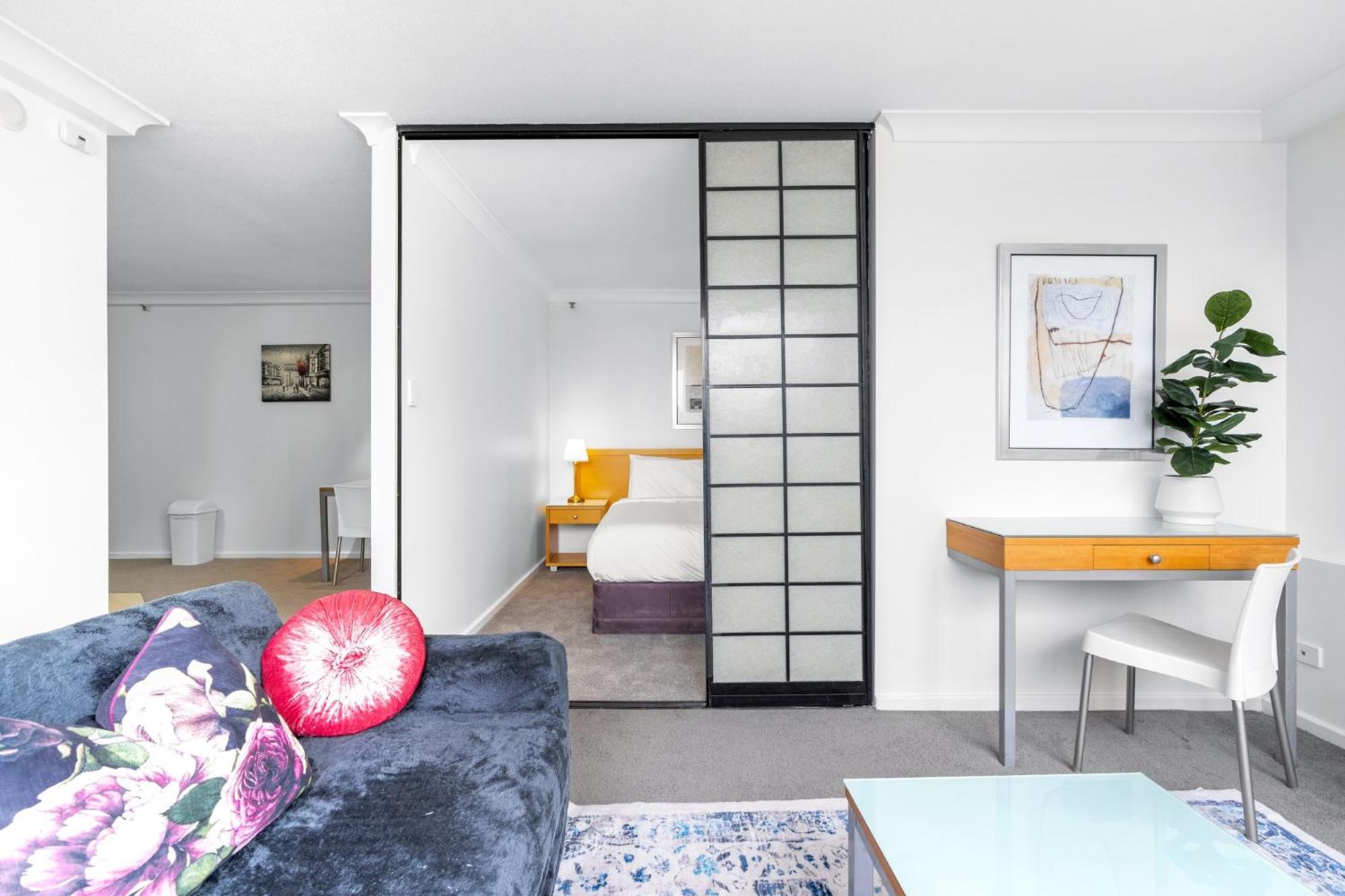 Bright Inner-city Near River View Apartment *