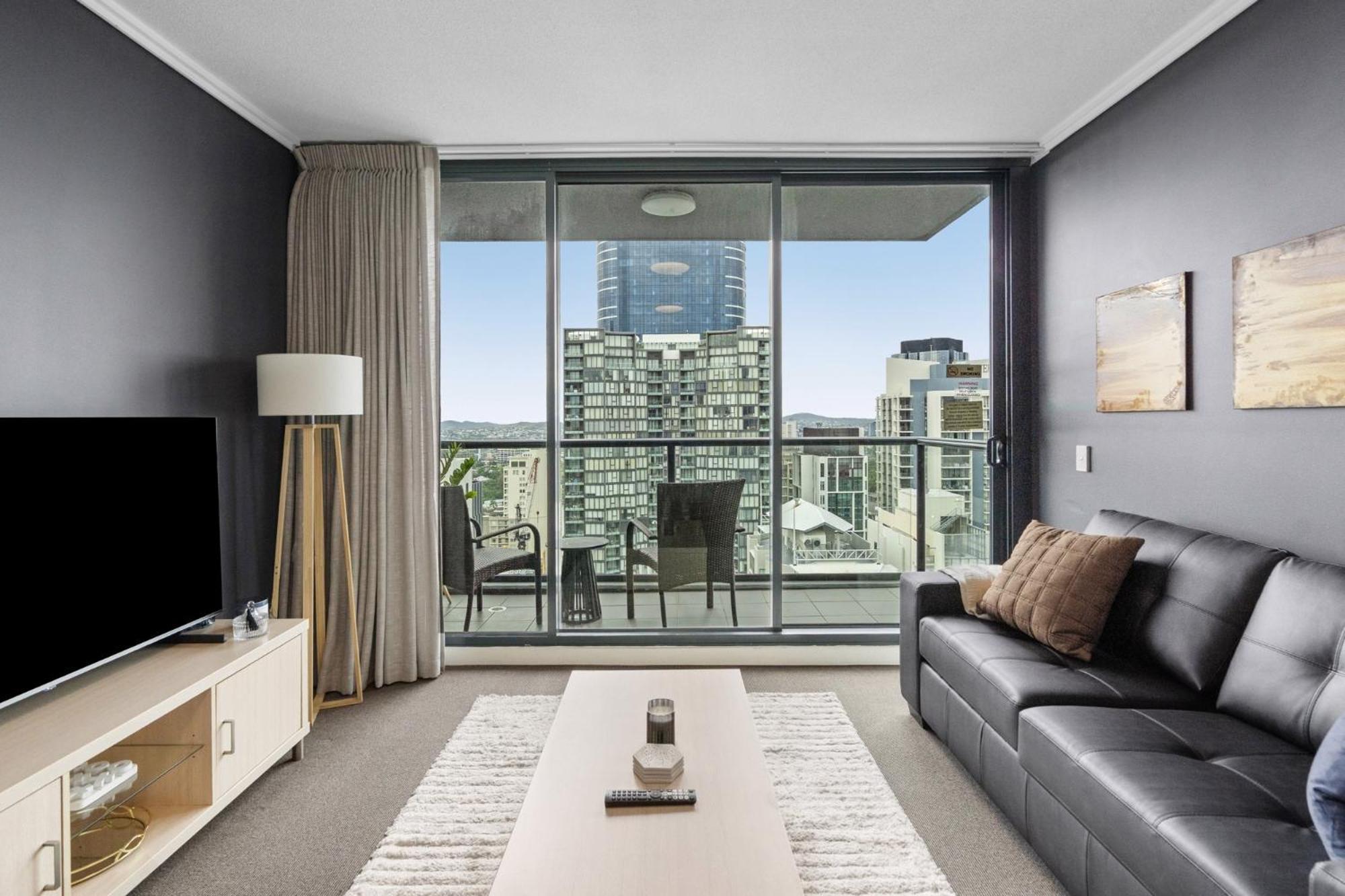 Bright 1-bed Retreat In Charlotte Towers Apartment