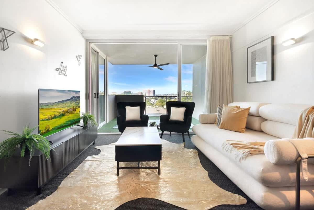 Spring Hill 2br, 2ba Retreat Sleeps 6 - Walk To Cbd With Pool, Free Parking, Balcony, Views, Fast Wi-fi & Gym Brisbane