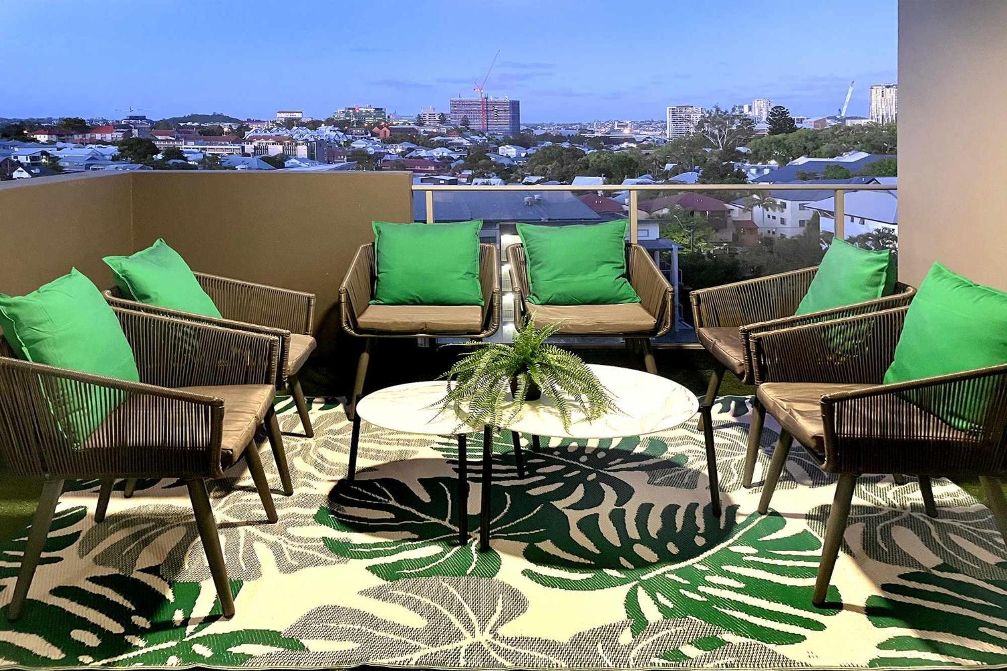 Spring Hill 2br, 2ba Retreat Sleeps 6 - Walk To Cbd With Pool, Free Parking, Balcony, Views, Fast Wi-fi & Gym Apartment *