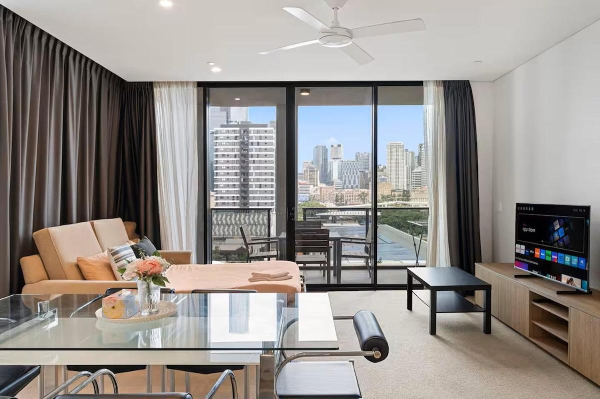 Level 10 Views 2br With Private Balcony & Parking * Brisbane