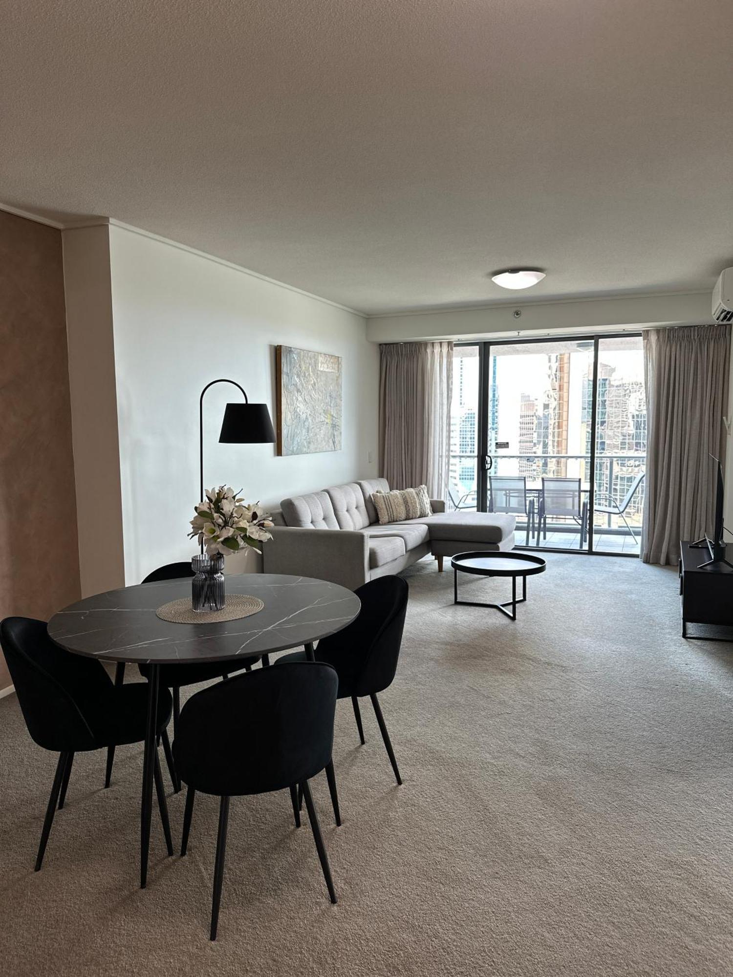 Modern Escape In The Heart Of With An Amazing River View!