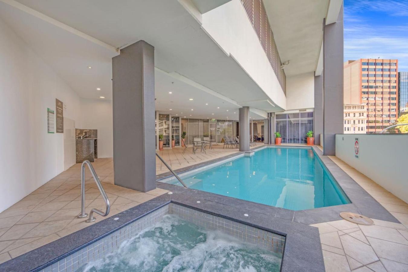 Luxury 2 Bedroom Retreat With Pool And Gym Access Apartment Brisbane