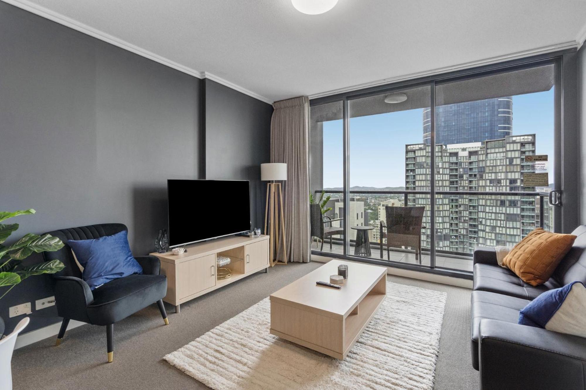 Bright 1-bed Retreat In Charlotte Towers