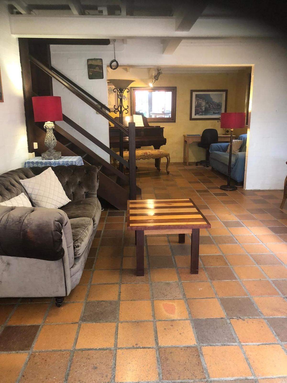 One Bdrm Garden & Piano Apartment