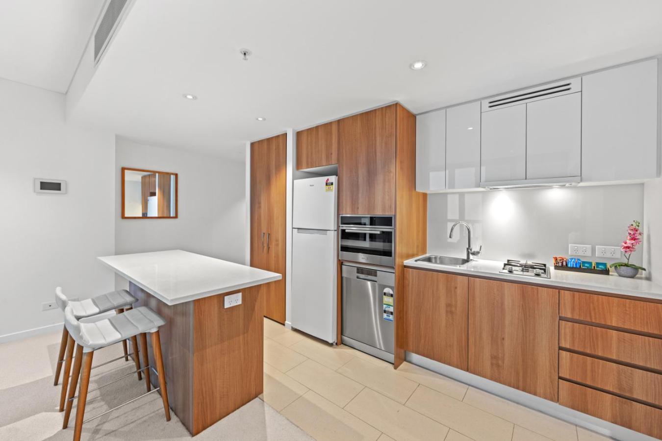 Compact 2br Designer With Skyline * Brisbane