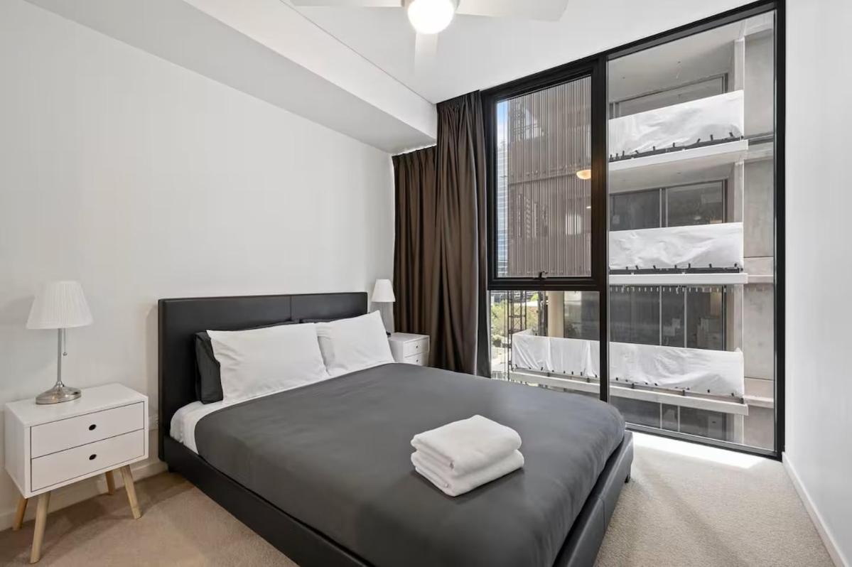 Level 10 Views 2br With Private Balcony & Parking Apartment