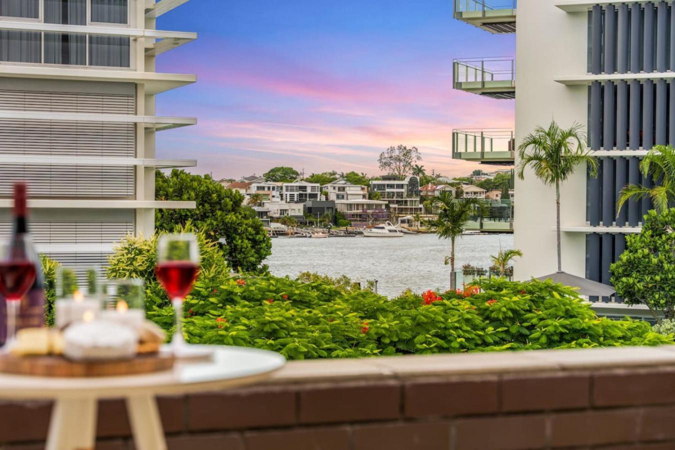 Dune Designer 2 Bedroom With River Views Parking Pool *