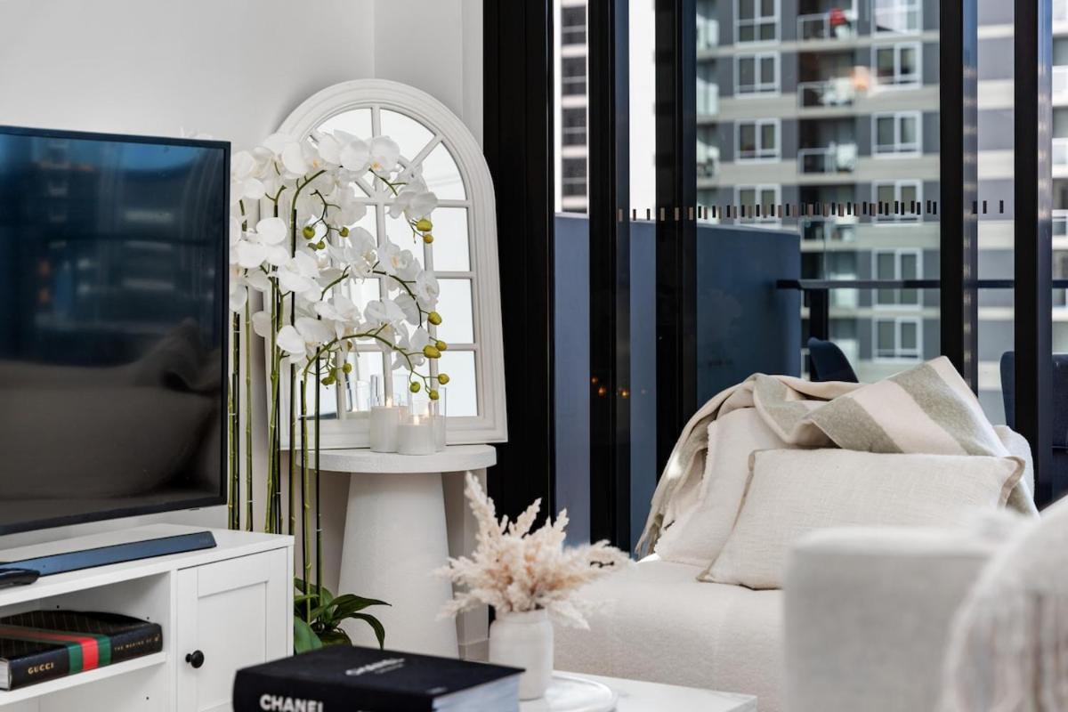 Cs - Gorgeous Views 2br W Parking, Pool & Gym *