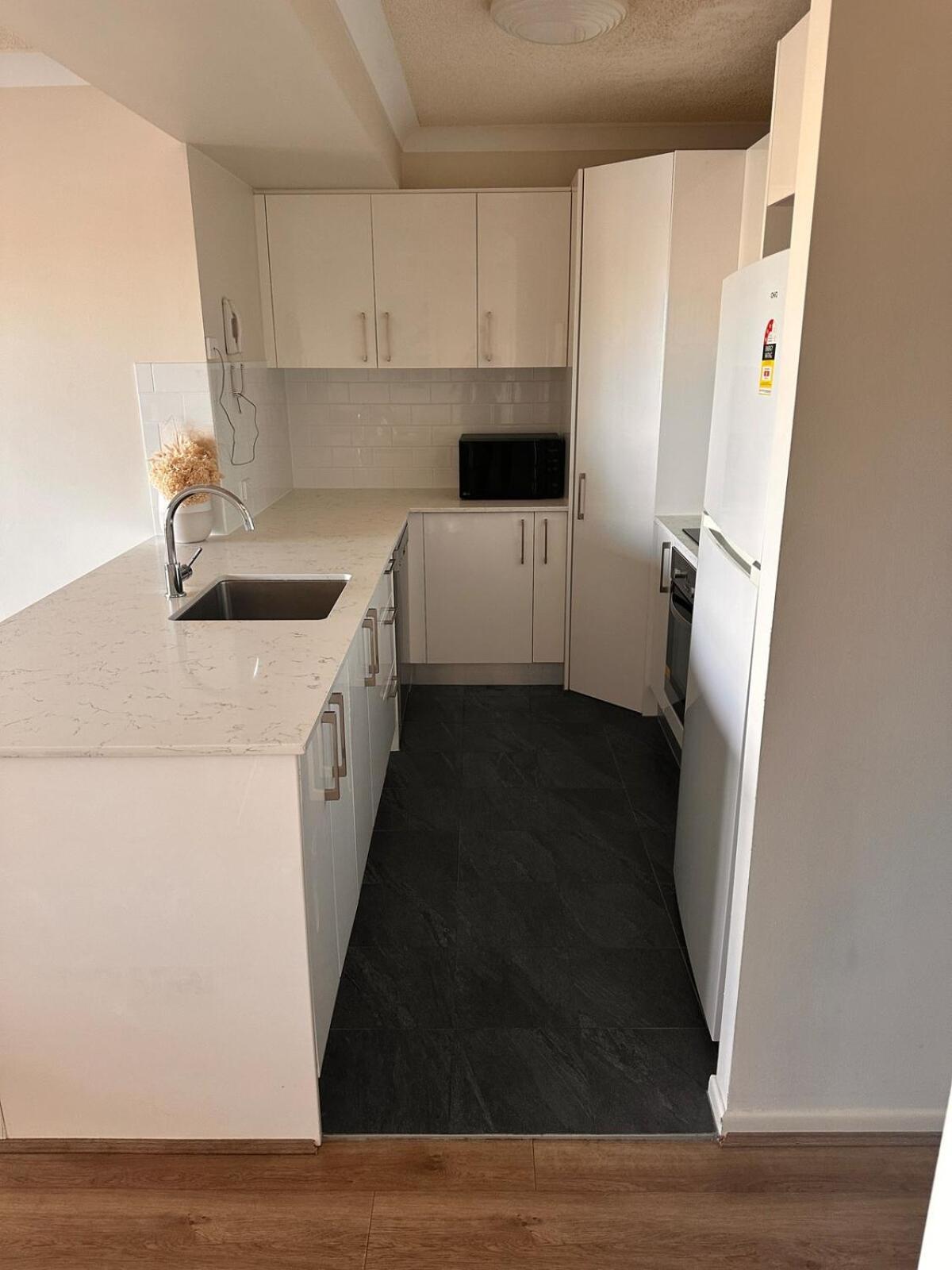 West End Spacious 2bed, 2bath With Secure Parking Apartment *