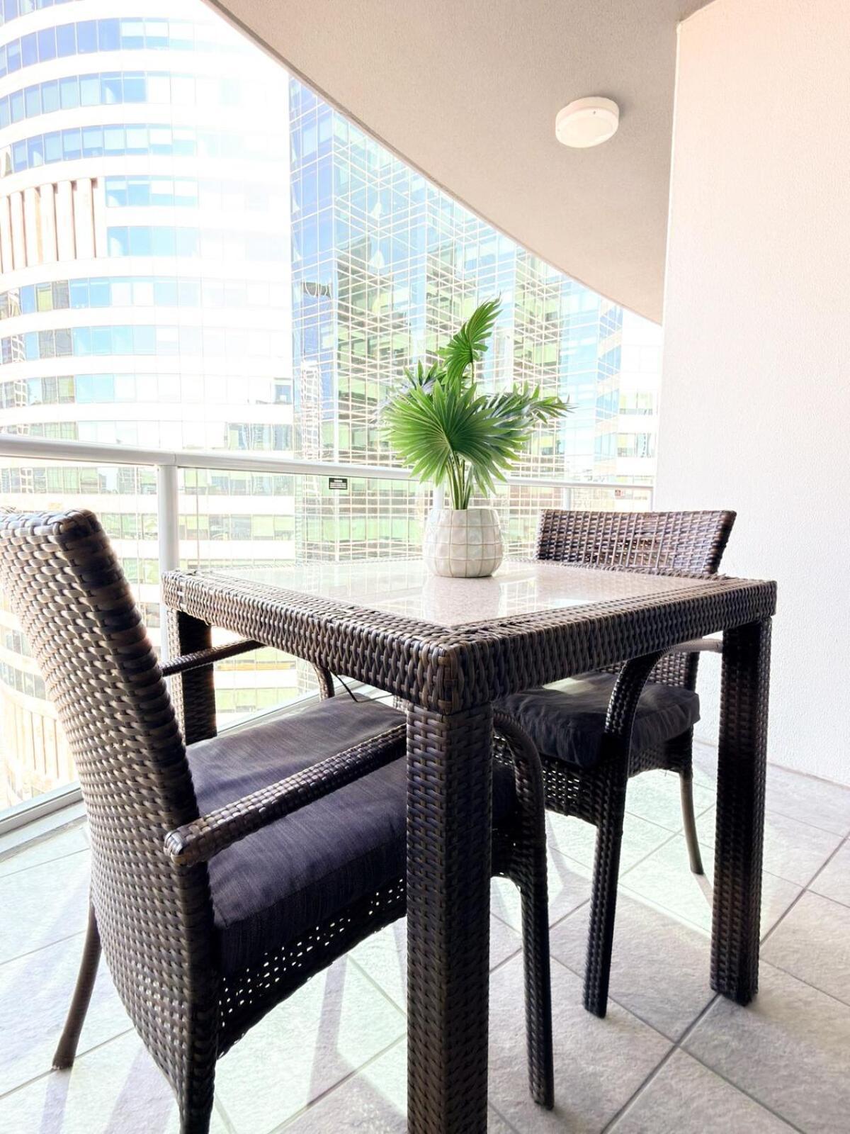 Direct Story Bridge Views - Sleeps 6 - Parking - Apartment *