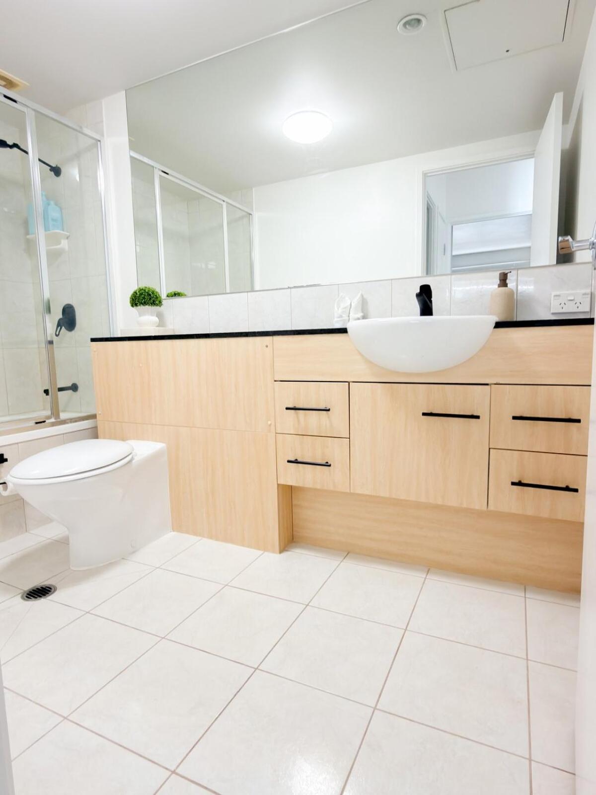 South Bank Penthouse - Streets Access - Free Parking