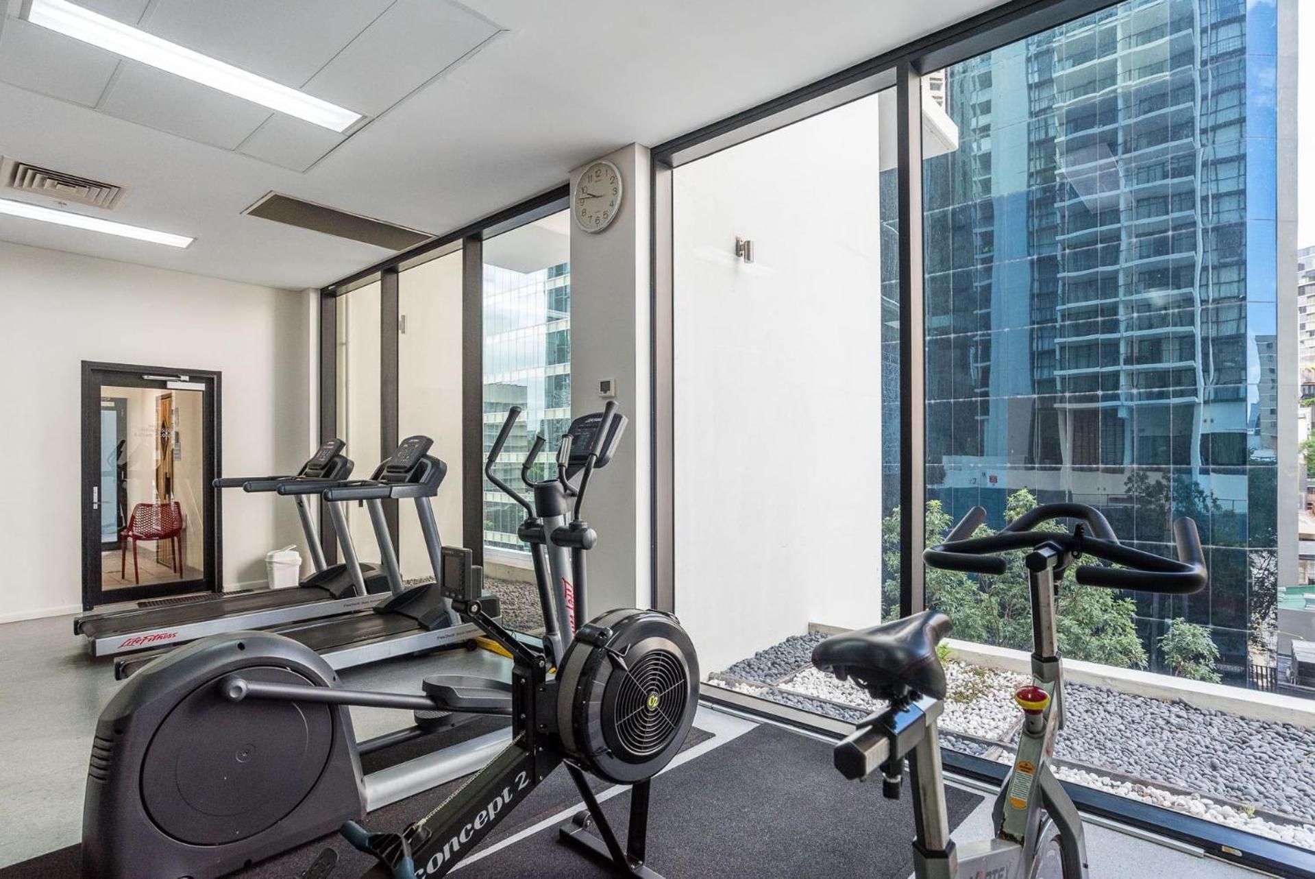 Apartment Skyline Escape - Pool, Gym & Sauna