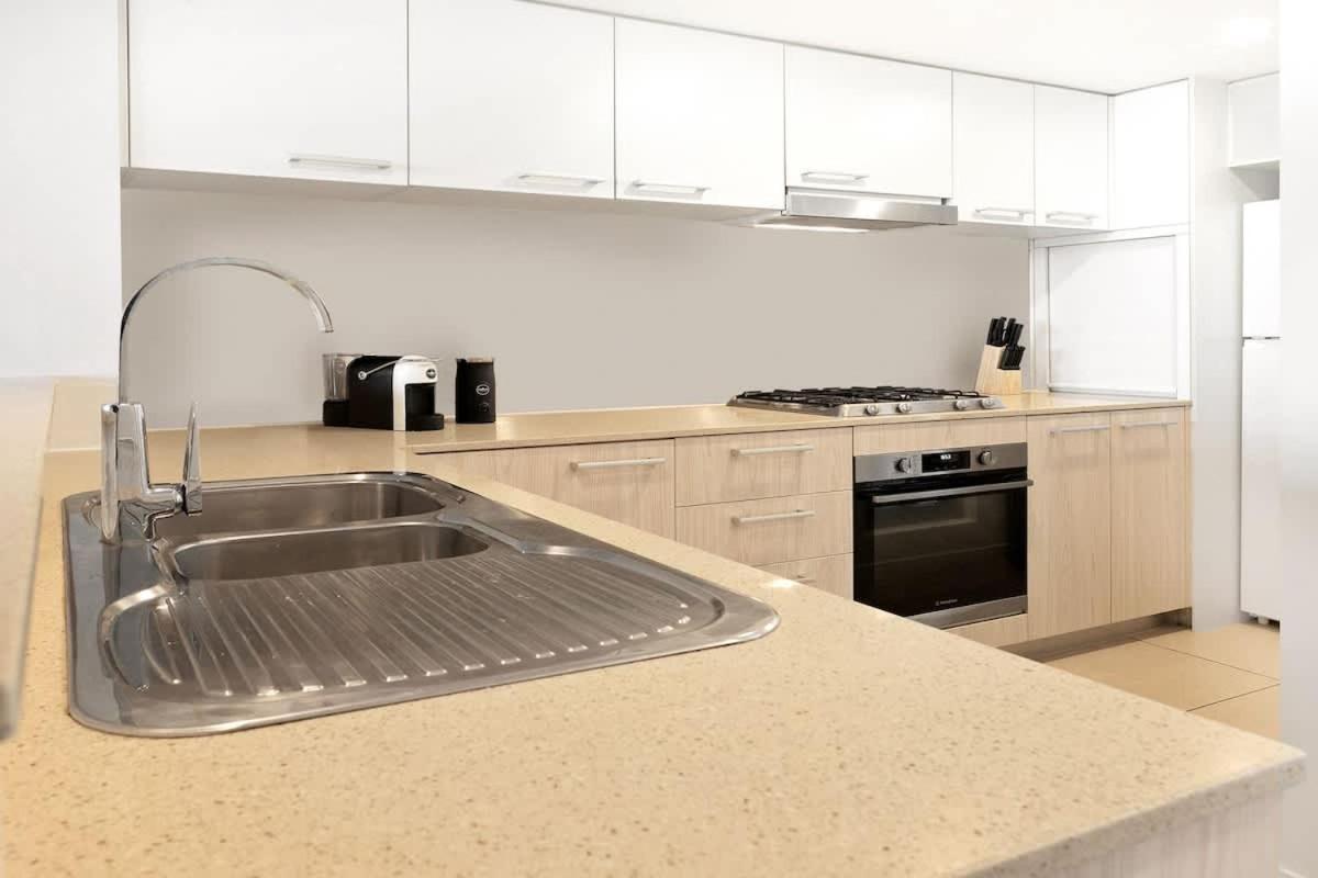 Spring Hill 2br, 2ba Retreat Sleeps 6 - Walk To Cbd With Pool, Free Parking, Balcony, Views, Fast Wi-fi & Gym Apartment Brisbane