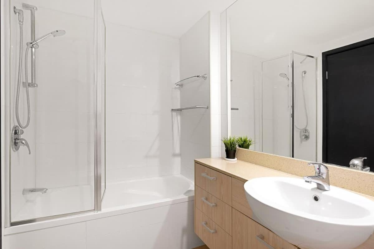 Spring Hill 2br, 2ba Retreat Sleeps 6 - Walk To Cbd With Pool, Free Parking, Balcony, Views, Fast Wi-fi & Gym *