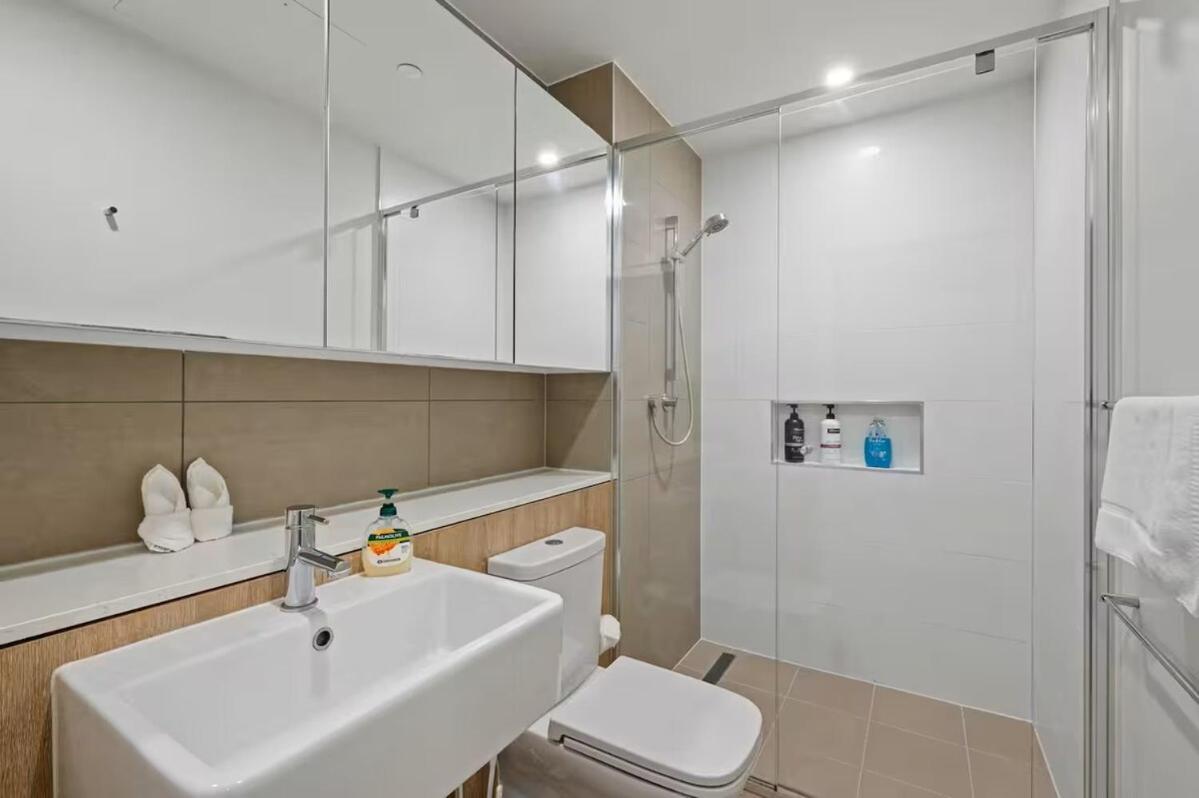 Apartment Level 10 Views 2br With Private Balcony & Parking *