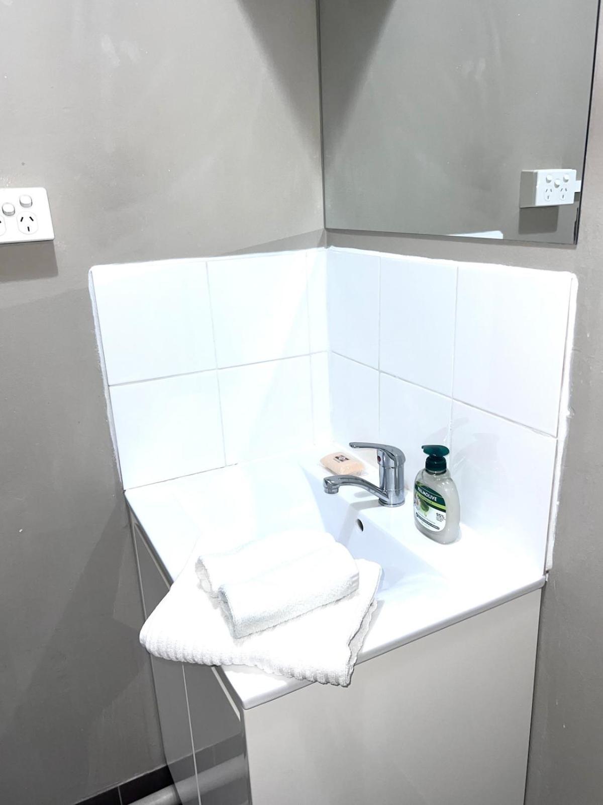 U5-traditional Qld Unit With Backyard-fresh-quiet Leafy Centre-newac Smarttv *