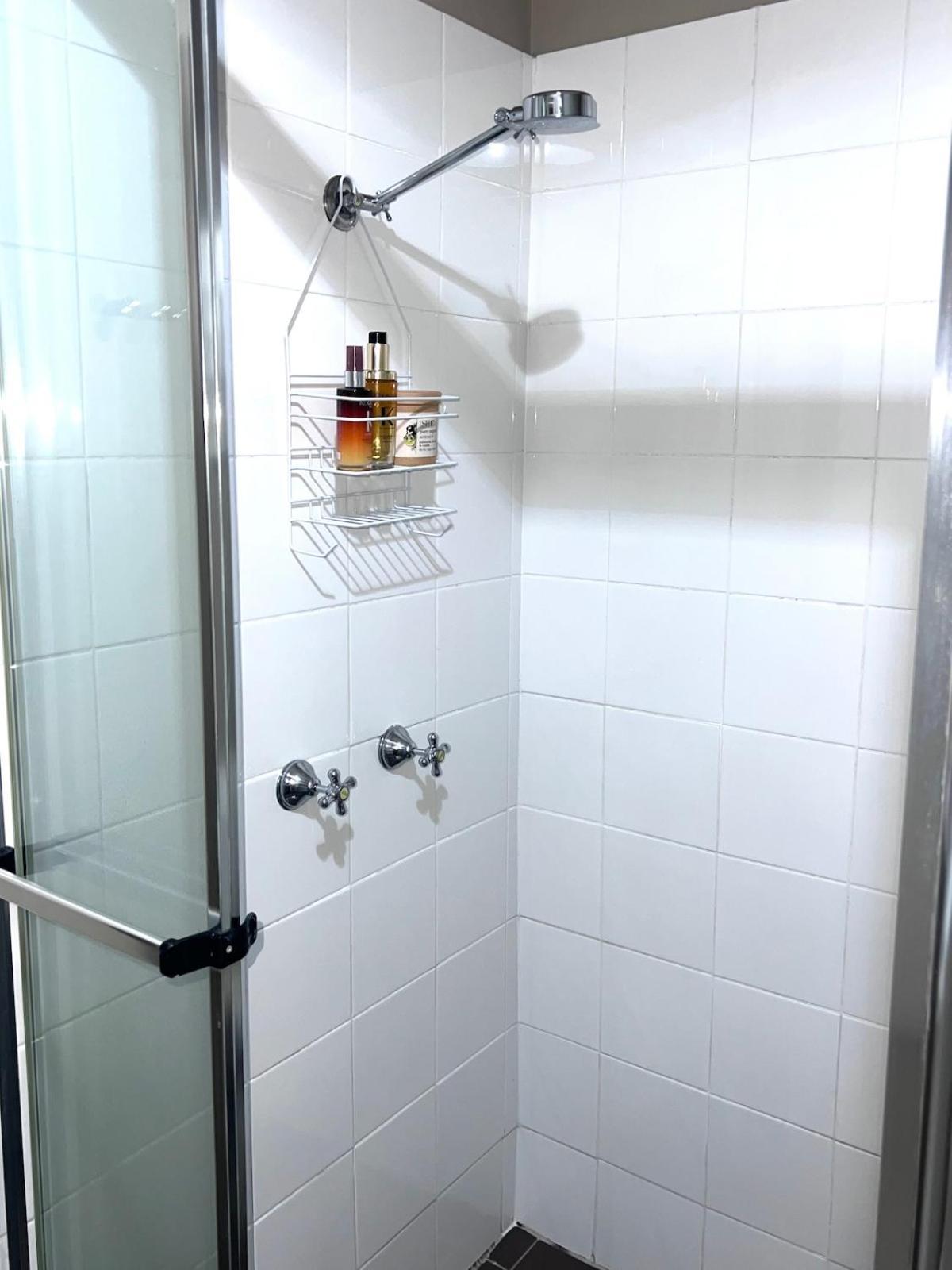 U5-traditional Qld Unit With Backyard-fresh-quiet Leafy Centre-newac Smarttv Apartment Brisbane