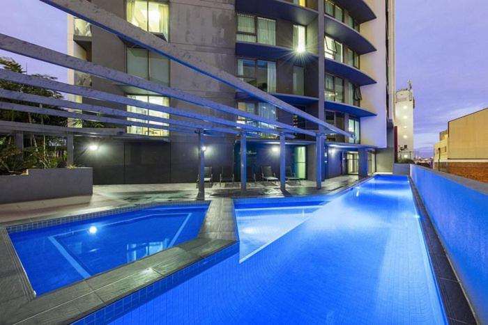 Modern Escape In The Heart Of With An Amazing River View! Apartment *