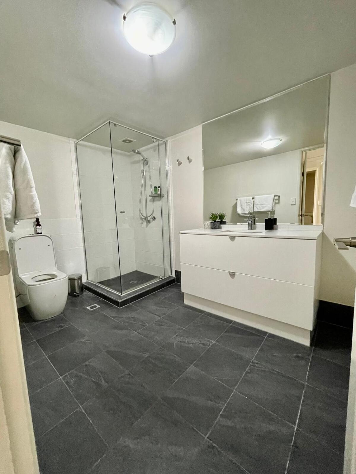 West End Spacious 2bed, 2bath With Secure Parking Apartment Brisbane