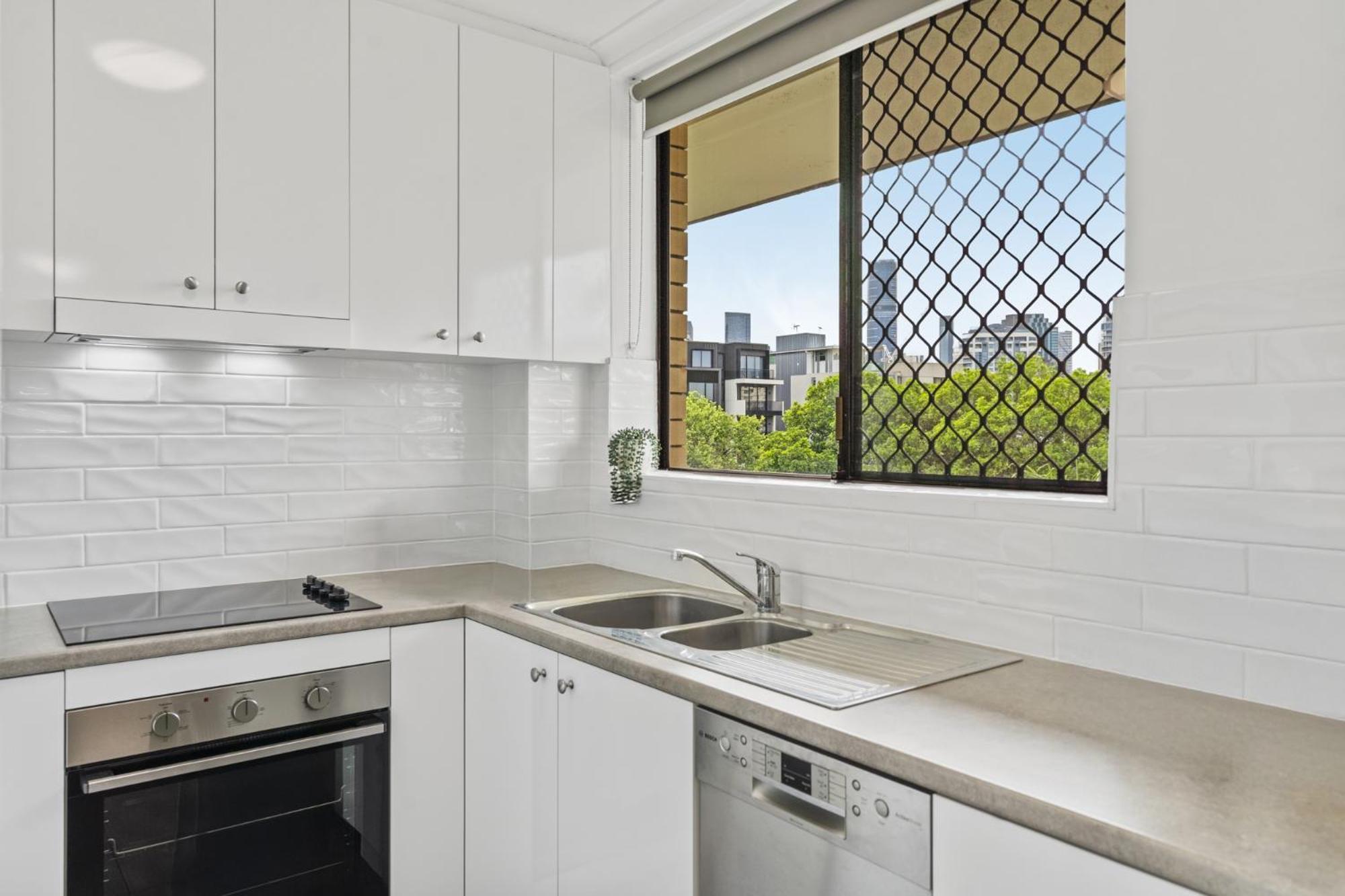 Spacious New Farm With Balcony And Secure Parking * Brisbane