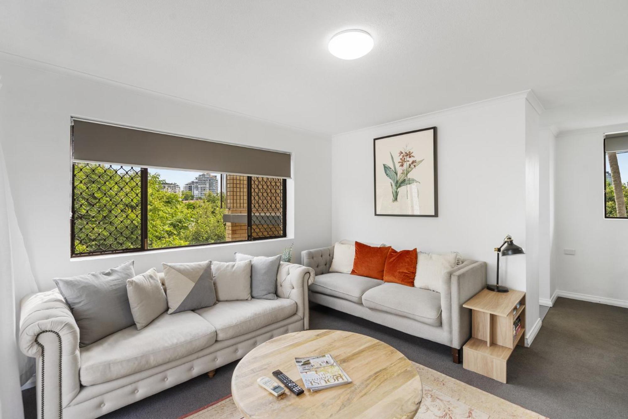 Apartment Spacious New Farm With Balcony And Secure Parking