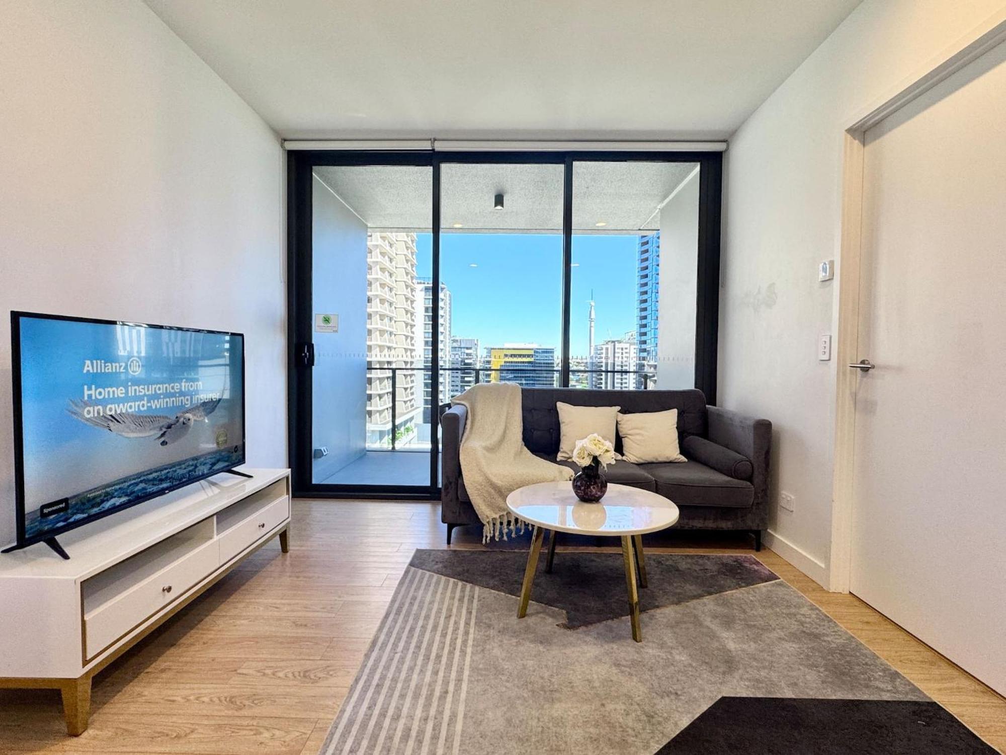 Apartment 1br One Modern High-rise With Pool & Gym Access