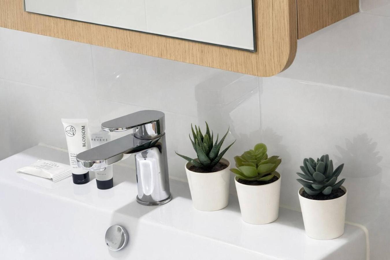 Apartment Cordelia St Pool And Gym 30806-2