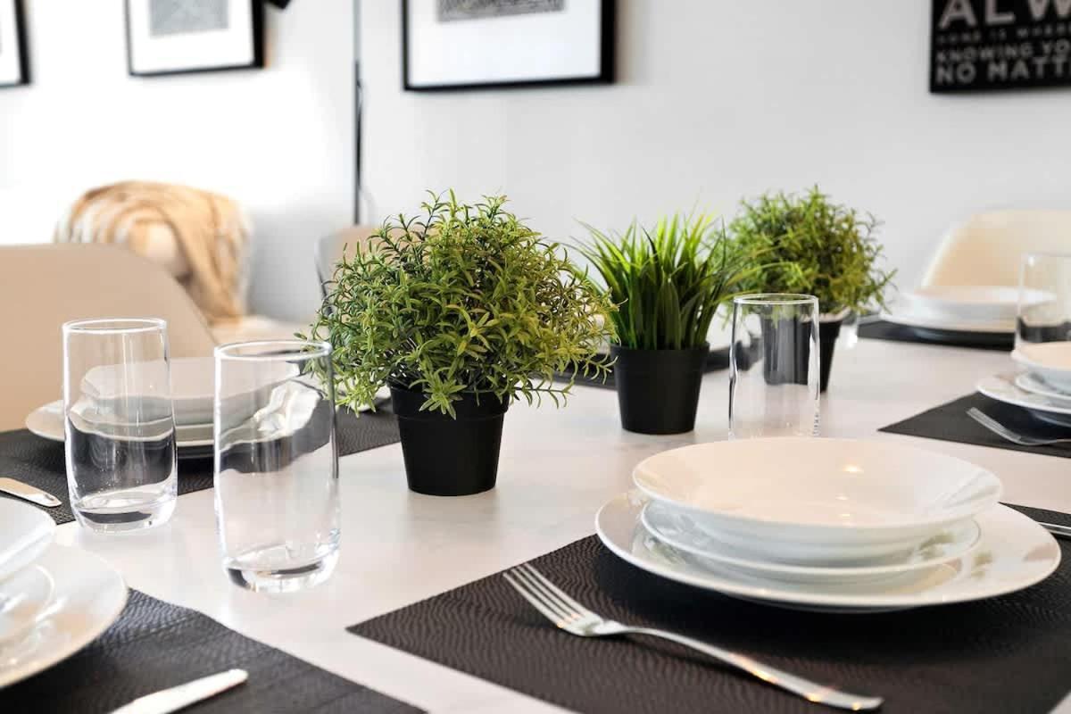 Spring Hill 2br, 2ba Retreat Sleeps 6 - Walk To Cbd With Pool, Free Parking, Balcony, Views, Fast Wi-fi & Gym Brisbane