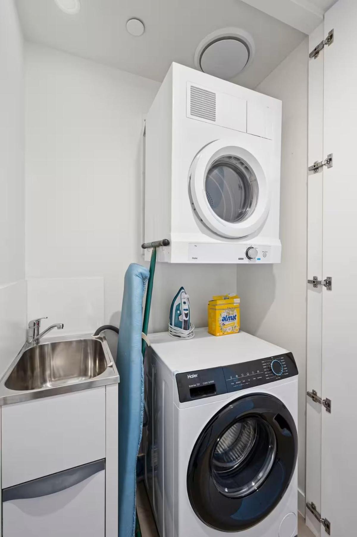 Level 10 Views 2br With Private Balcony & Parking