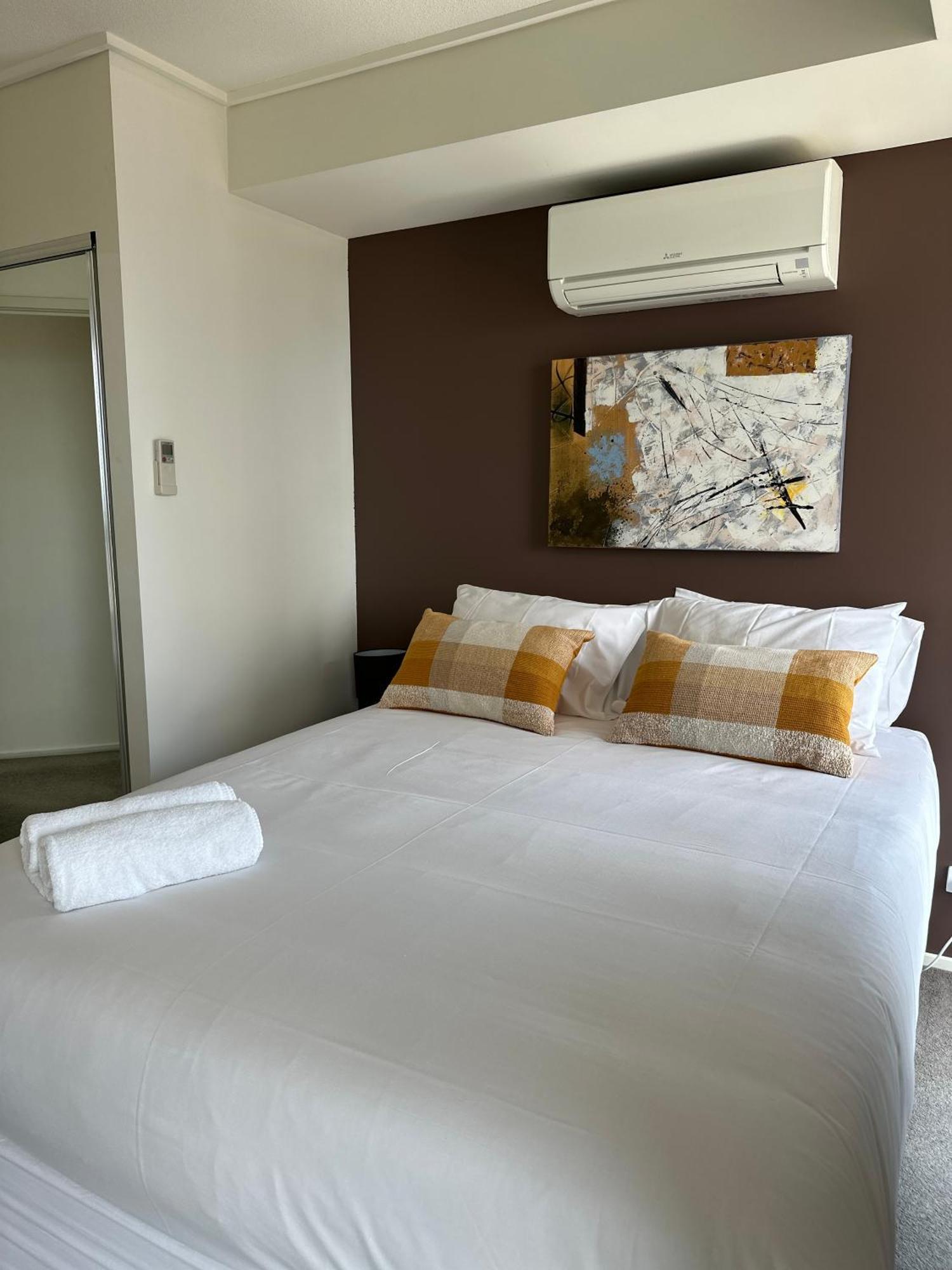 Modern Escape In The Heart Of With An Amazing River View! Apartment *